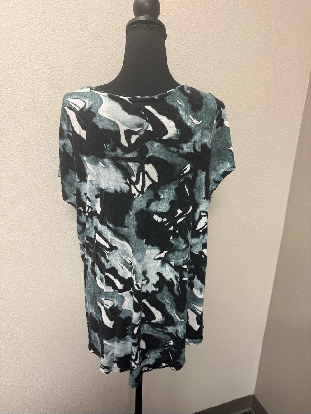 Simply Vera Wang 0X Black Gray Abstract Floral Scoop Neck Tunic Top Plus Size - Picture 5 of 10